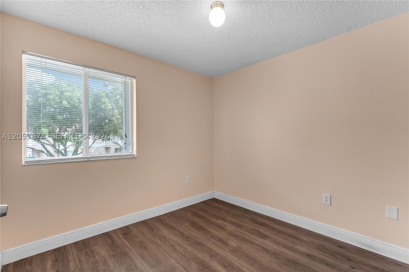Seller welcomes all reasonable offers! Well-maintained and - photo 31
