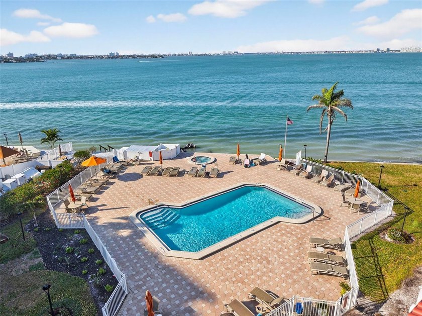 Enjoy resort-style living in the Isla Del Sol Golf Course - photo 31