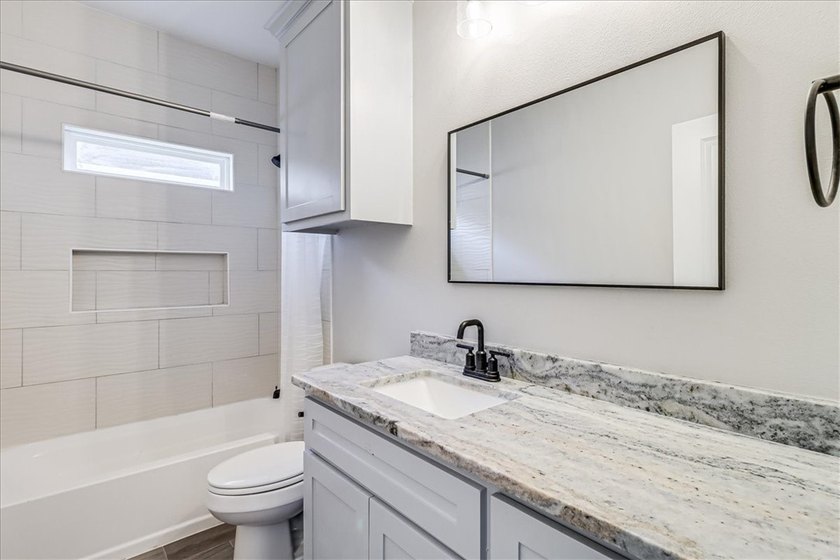 Now here is your chance to move-into this.... Beautiful Home - photo 32