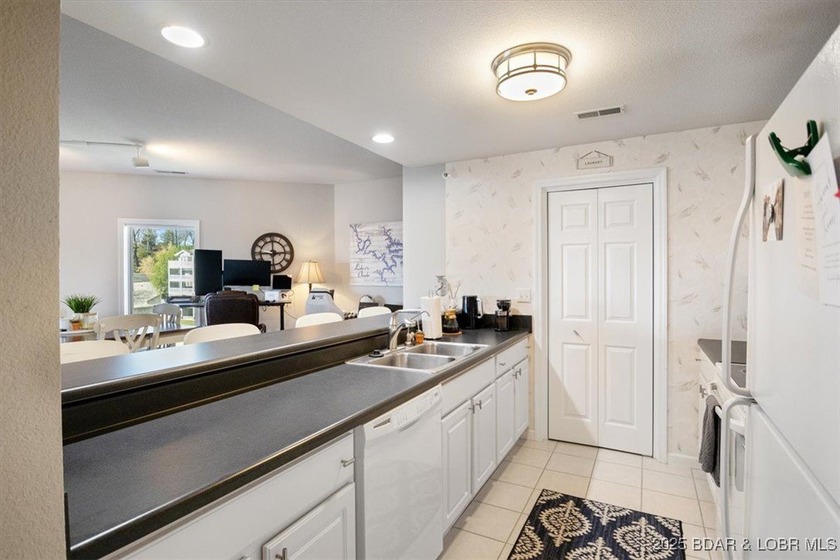 Walk-in from the Parking Lot! End Unit! Turn-Key! Great views of - photo 4