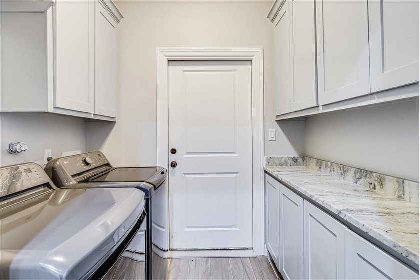 Now here is your chance to move-into this.... Beautiful Home - photo 36