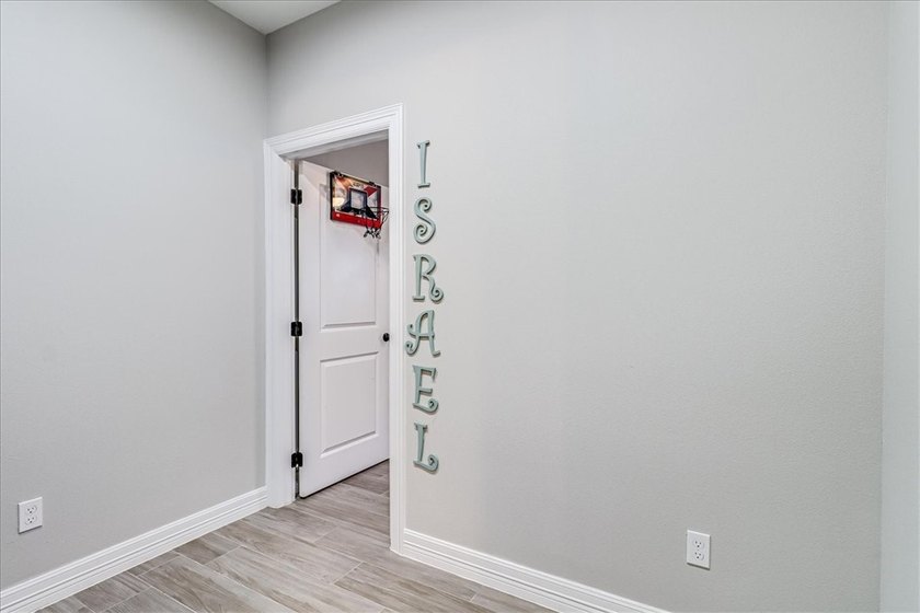 Now here is your chance to move-into this.... Beautiful Home - photo 37