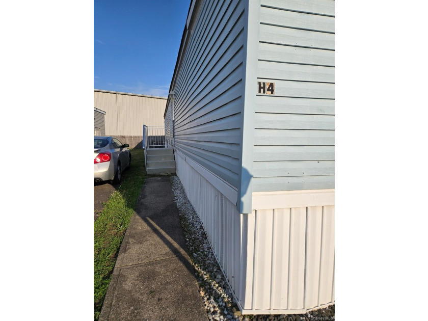 Welcome to 2701 Goethals Road North, Unit H4 - This 3 bedroom, 3 - photo 4