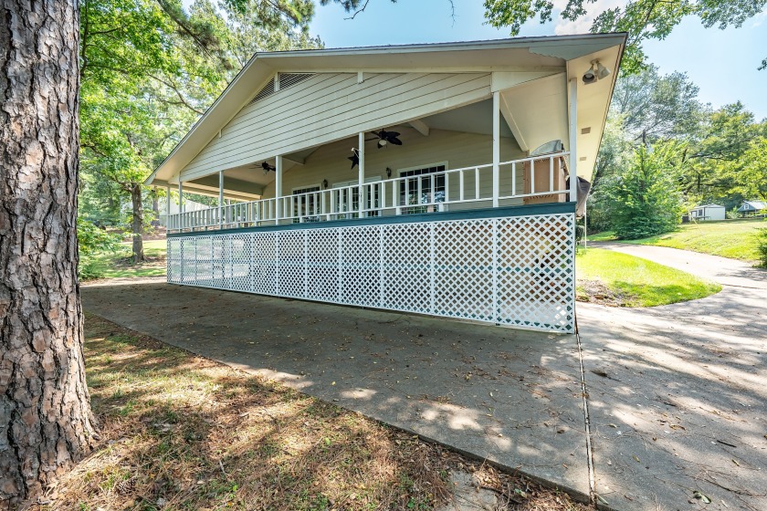4/2.5/2 Waterfront on Lake Jacksonville with Concrete Circle Driv - photo 8