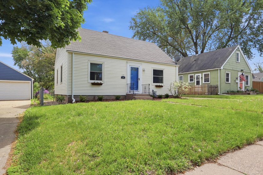 Classic Charm, Modern Updates - West St. Paul This charming - photo 3
