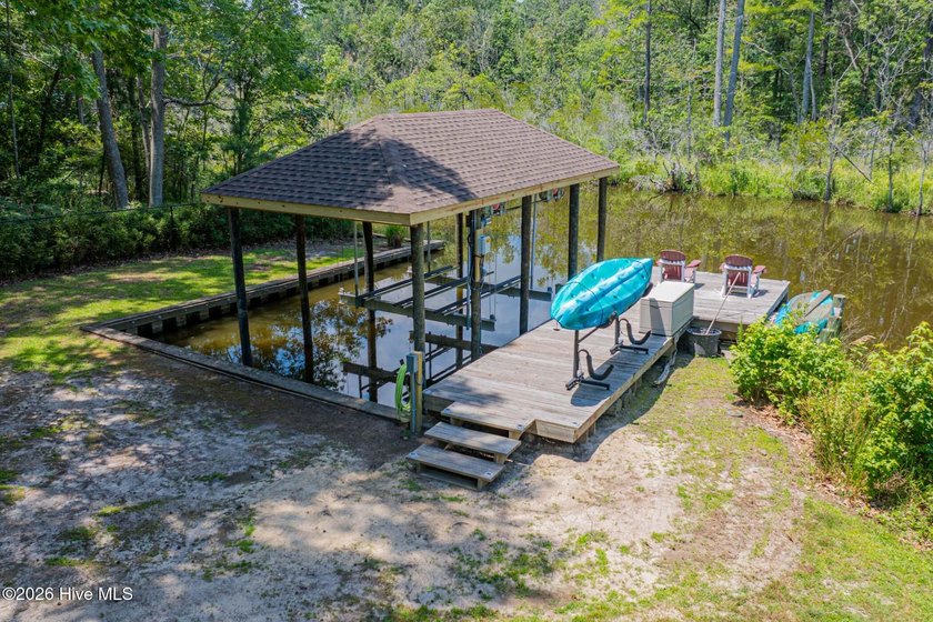 Fall in love with this canal-front estate on a rare 1.35-acre - photo 4