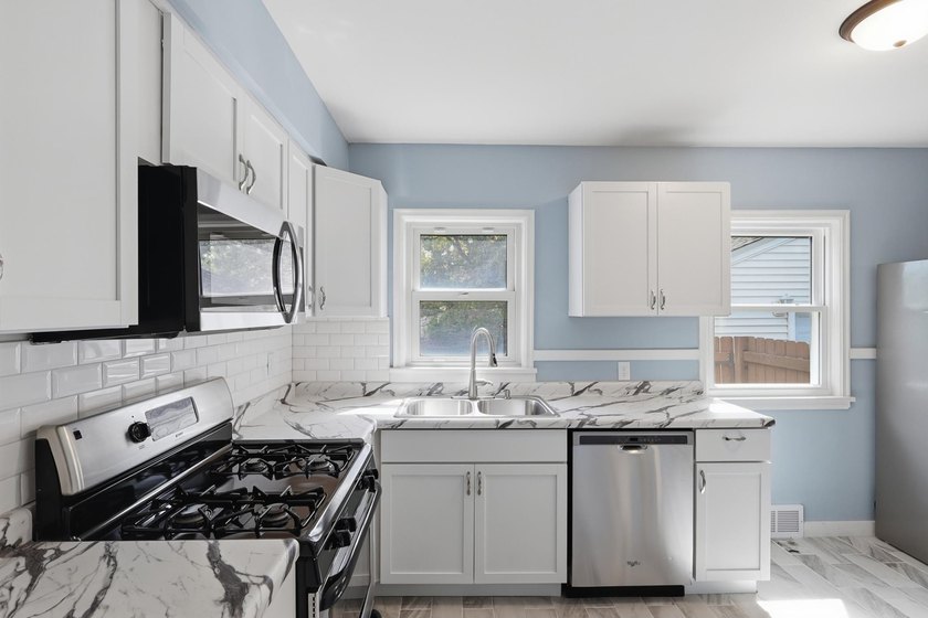 Classic Charm, Modern Updates - West St. Paul This charming - photo 8