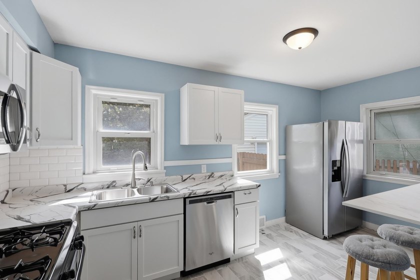 Classic Charm, Modern Updates - West St. Paul This charming - photo 9
