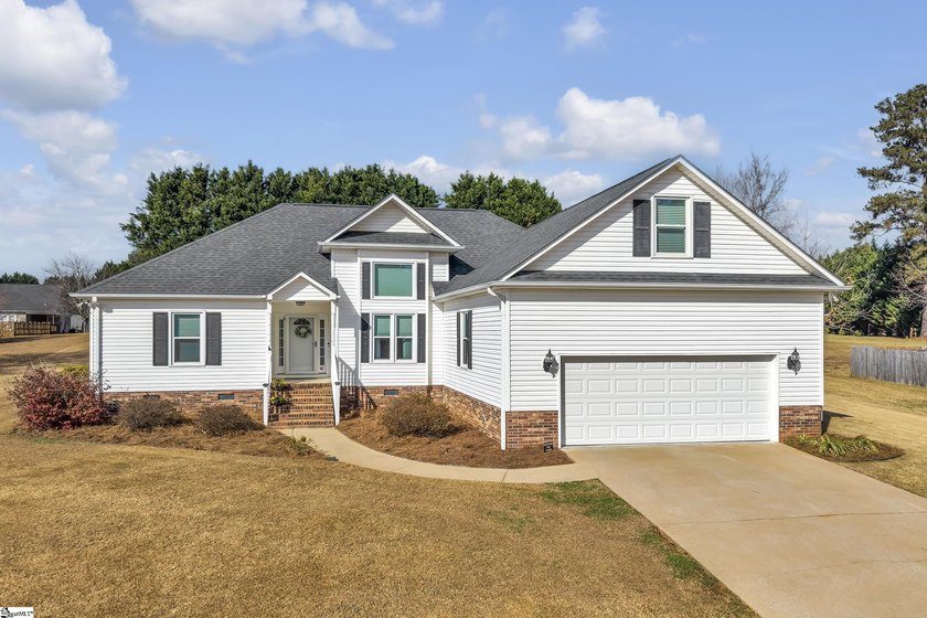 Welcome home to this charming split-bedroom RANCH, a - photo 2