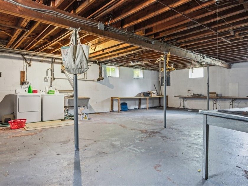 This one-owner home offers 2 bedrooms, 1 bathroom, and endless - photo 20