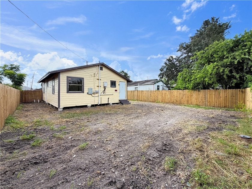 Recently renovated 3-bedroom, 1-bath home on a 0.11-acre lot - photo 7