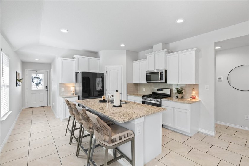 Welcome to easy living at 7629 Shadow Rider Lane! This - photo 3