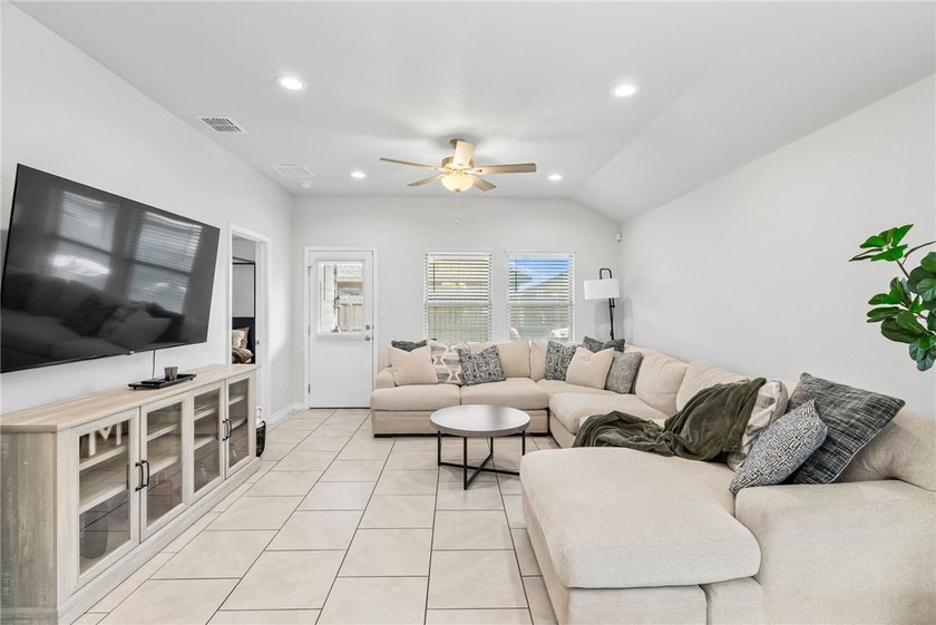 Welcome to easy living at 7629 Shadow Rider Lane! This - photo 5