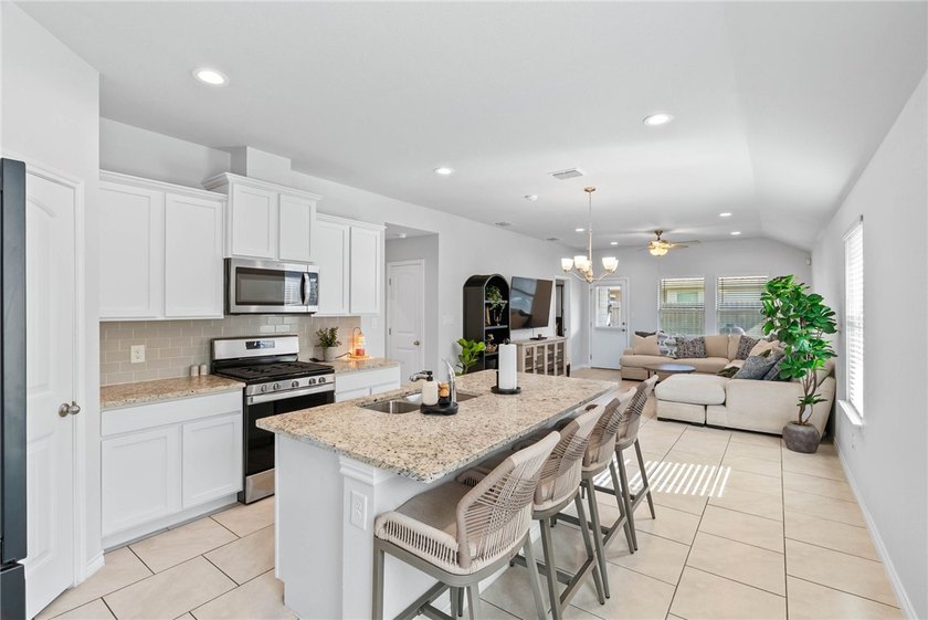 Welcome to easy living at 7629 Shadow Rider Lane! This - photo 6