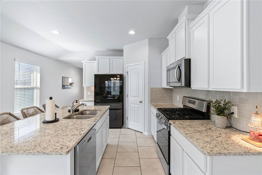 Welcome to easy living at 7629 Shadow Rider Lane! This - photo 7
