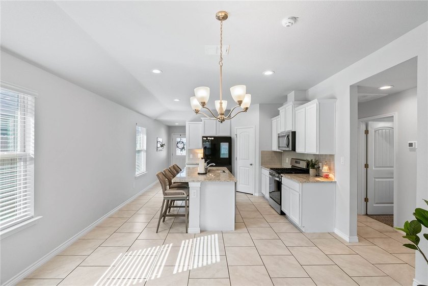 Welcome to easy living at 7629 Shadow Rider Lane! This - photo 8