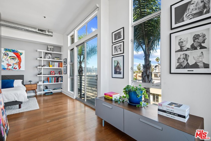 Light and bright loft style corner unit with 2 full bathrooms in - photo 11