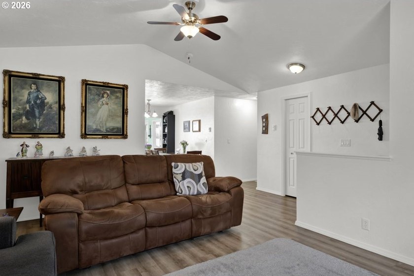 GREAT LOCATION! Spacious corner lot with an upgraded ranch-style - photo 11