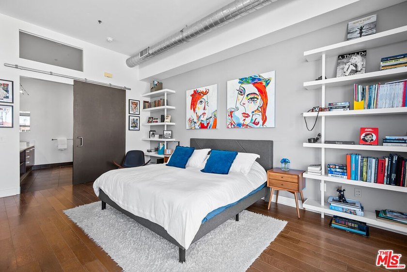 Light and bright loft style corner unit with 2 full bathrooms in - photo 12