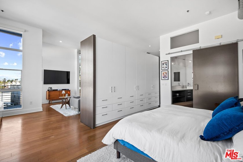 Light and bright loft style corner unit with 2 full bathrooms in - photo 13
