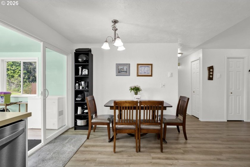 GREAT LOCATION! Spacious corner lot with an upgraded ranch-style - photo 13