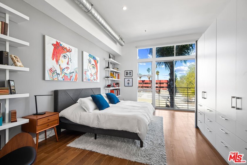 Light and bright loft style corner unit with 2 full bathrooms in - photo 14