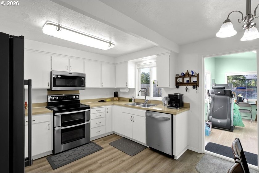 GREAT LOCATION! Spacious corner lot with an upgraded ranch-style - photo 14