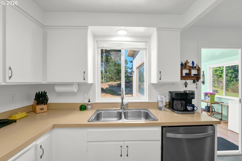 GREAT LOCATION! Spacious corner lot with an upgraded ranch-style - photo 16