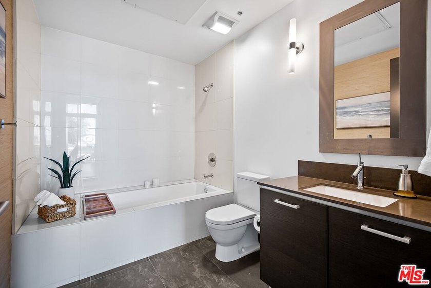 Light and bright loft style corner unit with 2 full bathrooms in - photo 17