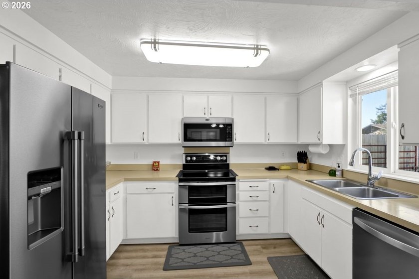 GREAT LOCATION! Spacious corner lot with an upgraded ranch-style - photo 17