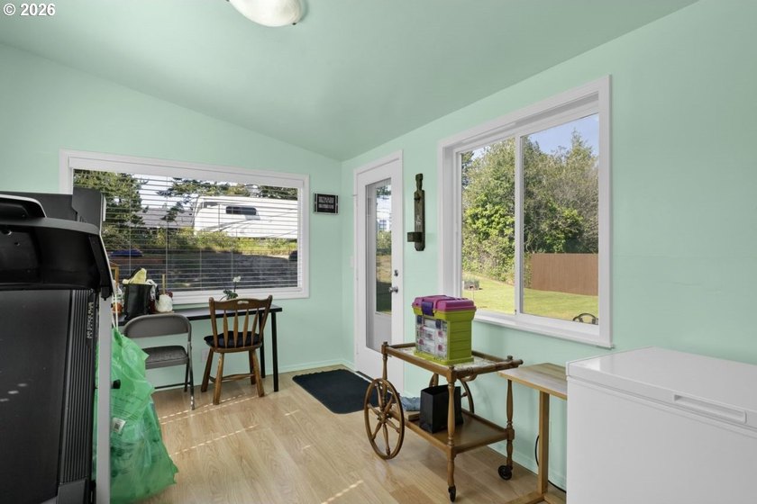 GREAT LOCATION! Spacious corner lot with an upgraded ranch-style - photo 18