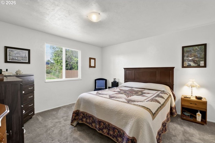 GREAT LOCATION! Spacious corner lot with an upgraded ranch-style - photo 20