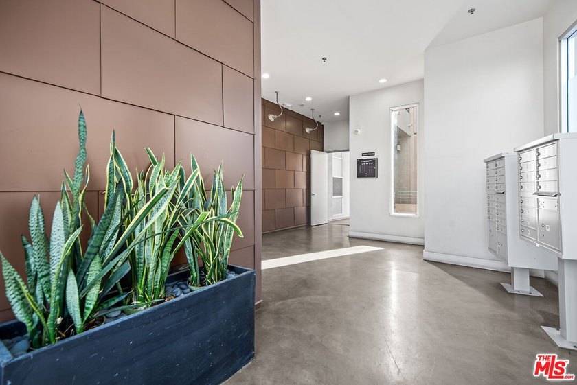 Light and bright loft style corner unit with 2 full bathrooms in - photo 23