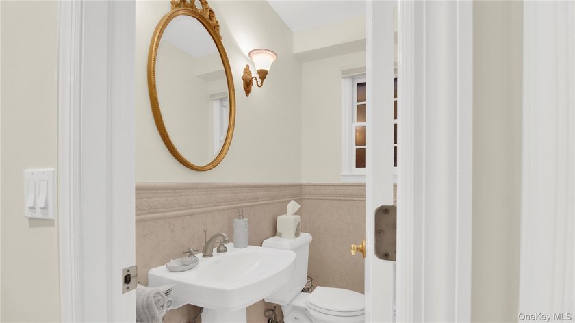 Located in Merrick, this spacious 4 Bedroom, 2.5 Bathroom - photo 24