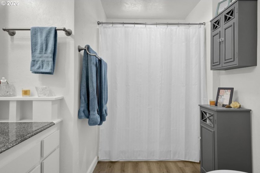 GREAT LOCATION! Spacious corner lot with an upgraded ranch-style - photo 24