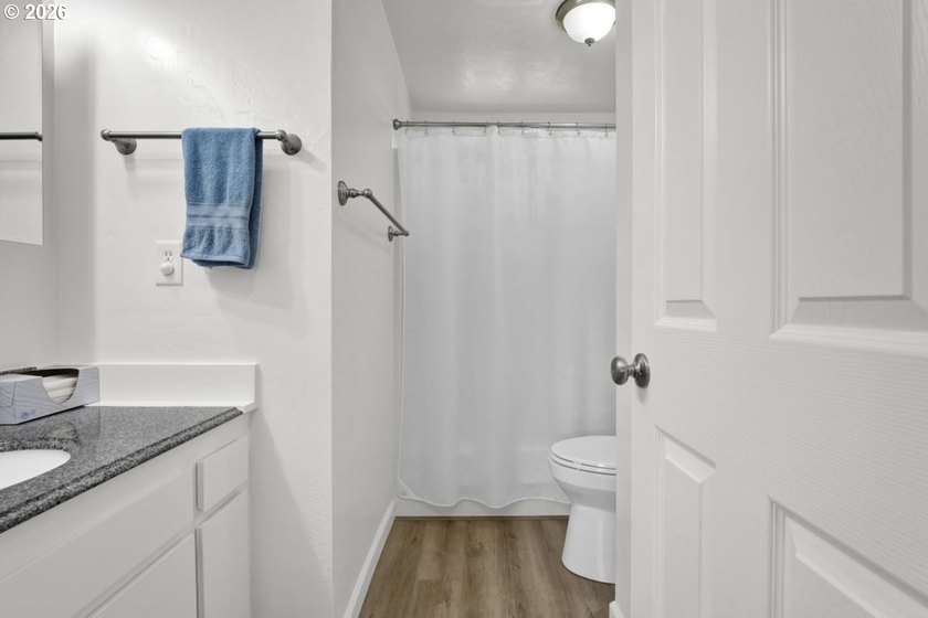 GREAT LOCATION! Spacious corner lot with an upgraded ranch-style - photo 26