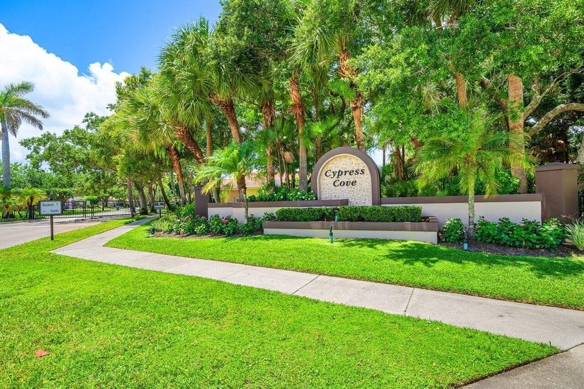 Quality Permeates this Gorgeous Estate, versatile 3-way split - photo 27