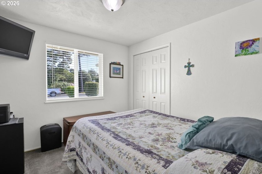 GREAT LOCATION! Spacious corner lot with an upgraded ranch-style - photo 27