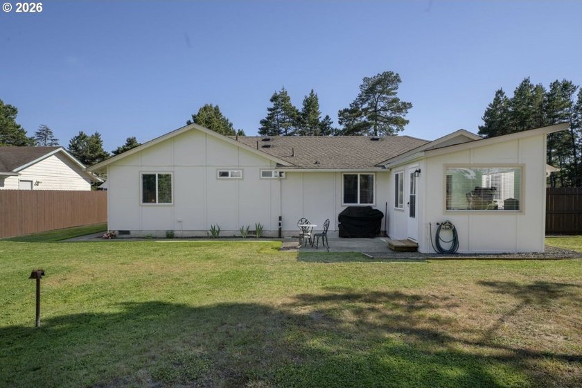GREAT LOCATION! Spacious corner lot with an upgraded ranch-style - photo 31