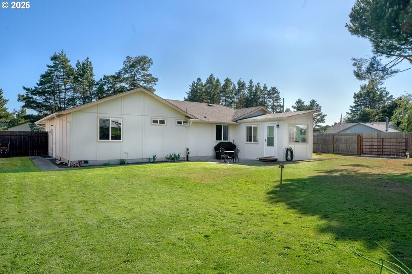 GREAT LOCATION! Spacious corner lot with an upgraded ranch-style - photo 32