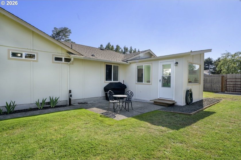 GREAT LOCATION! Spacious corner lot with an upgraded ranch-style - photo 33