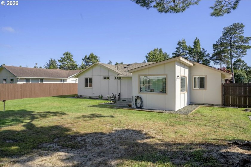 GREAT LOCATION! Spacious corner lot with an upgraded ranch-style - photo 34