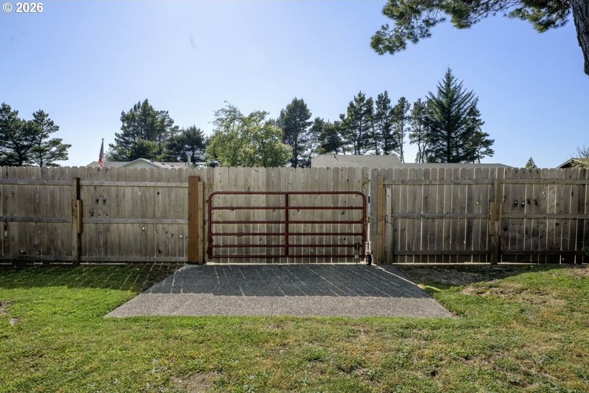 GREAT LOCATION! Spacious corner lot with an upgraded ranch-style - photo 35