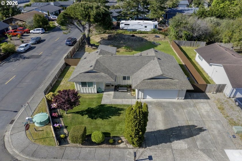 GREAT LOCATION! Spacious corner lot with an upgraded ranch-style - photo 36