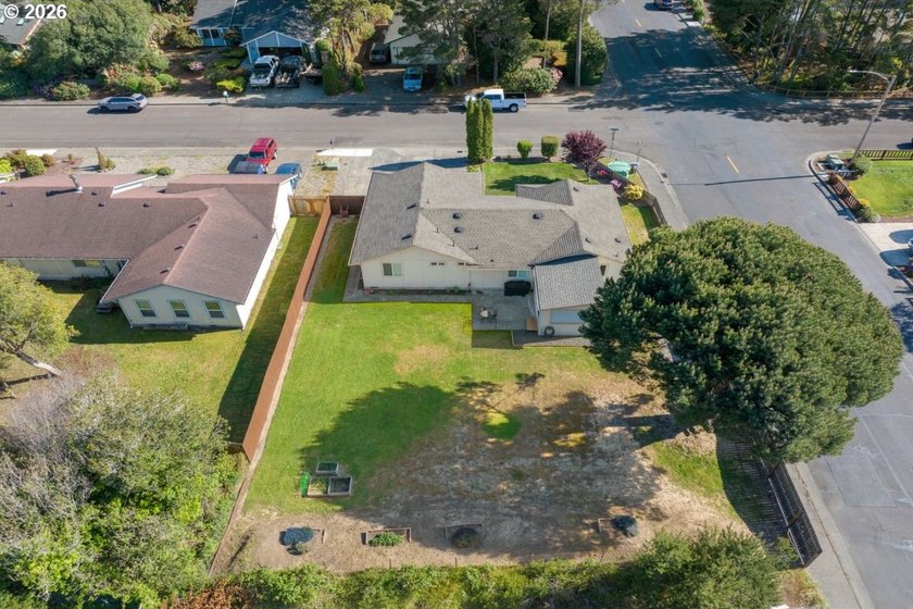 GREAT LOCATION! Spacious corner lot with an upgraded ranch-style - photo 38