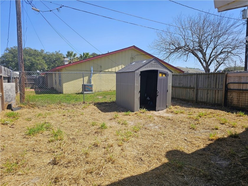 Well-maintained duplex in the heart of Ingleside offering two - photo 2