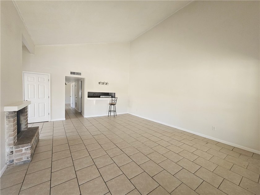 Well-maintained duplex in the heart of Ingleside offering two - photo 3