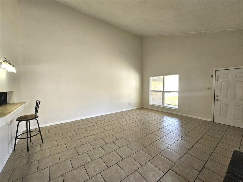 Well-maintained duplex in the heart of Ingleside offering two - photo 5