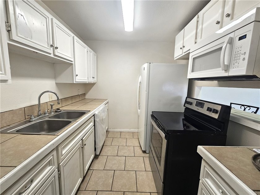 Well-maintained duplex in the heart of Ingleside offering two - photo 6