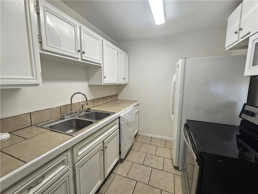 Well-maintained duplex in the heart of Ingleside offering two - photo 7